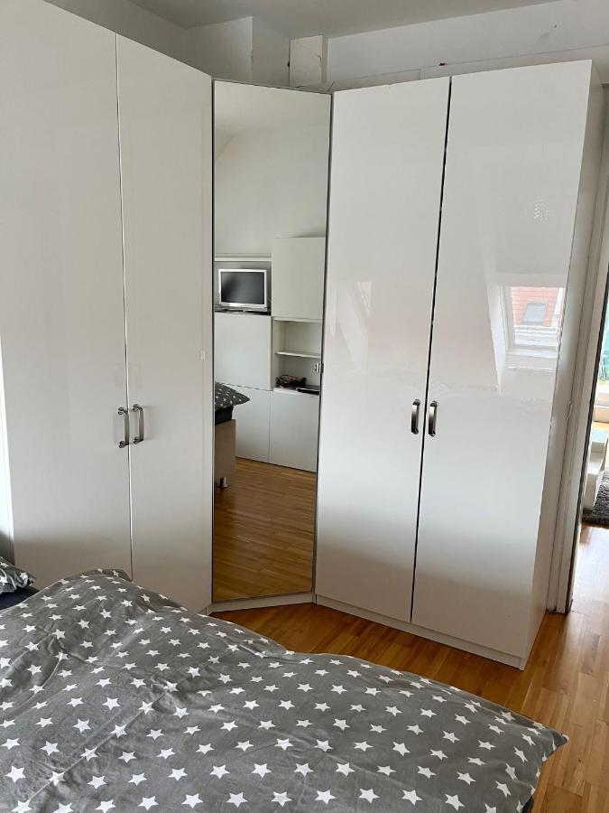 Dachgeschosswohnung Mit Kostenlosem Parkplatz Und Internet! Apartmán